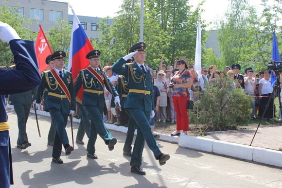 Полк смирно на знамя